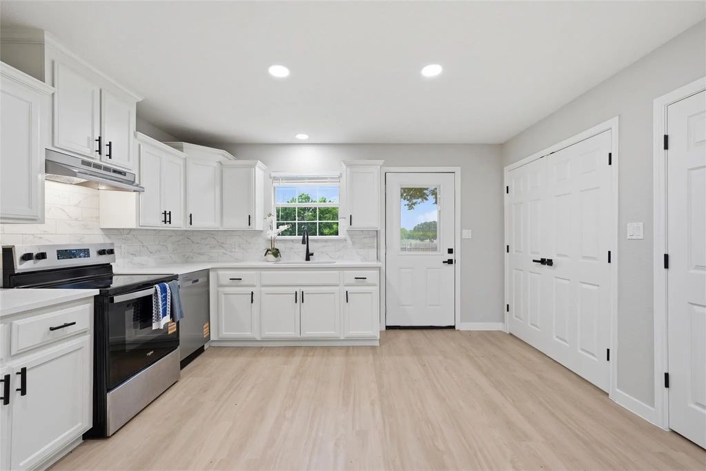 210 W Madison Street, Hillsboro