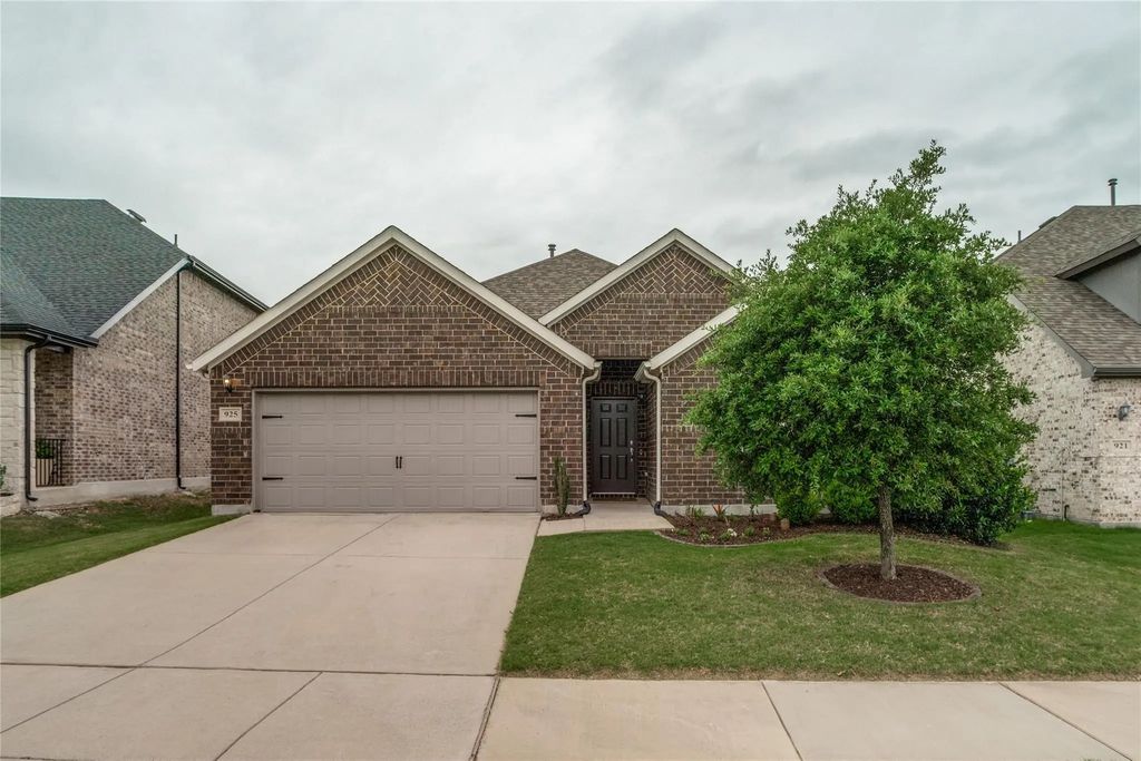 925 Royal Lane, Celina