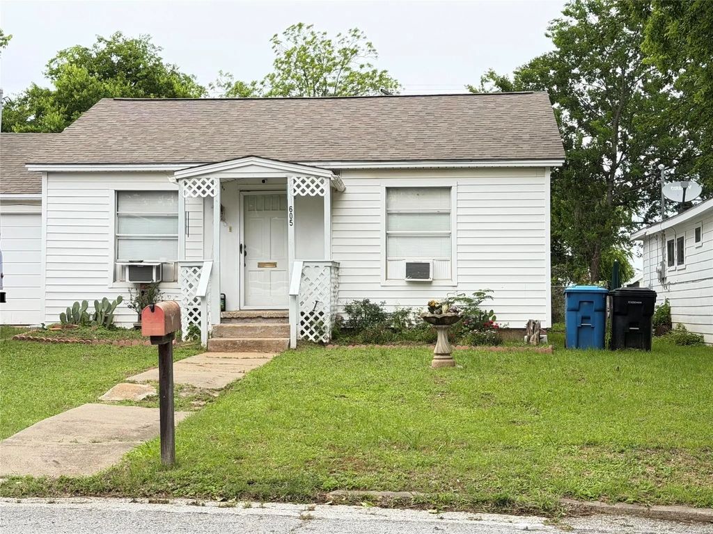605 E Morton Street, Denison