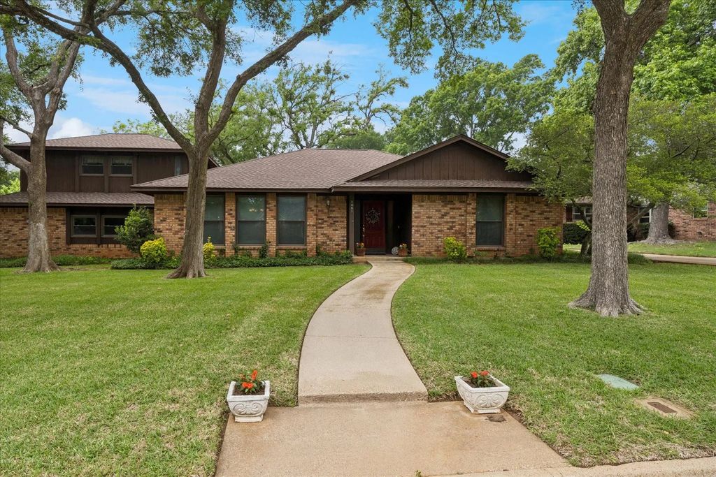1401 Clover Hill Road, Mansfield