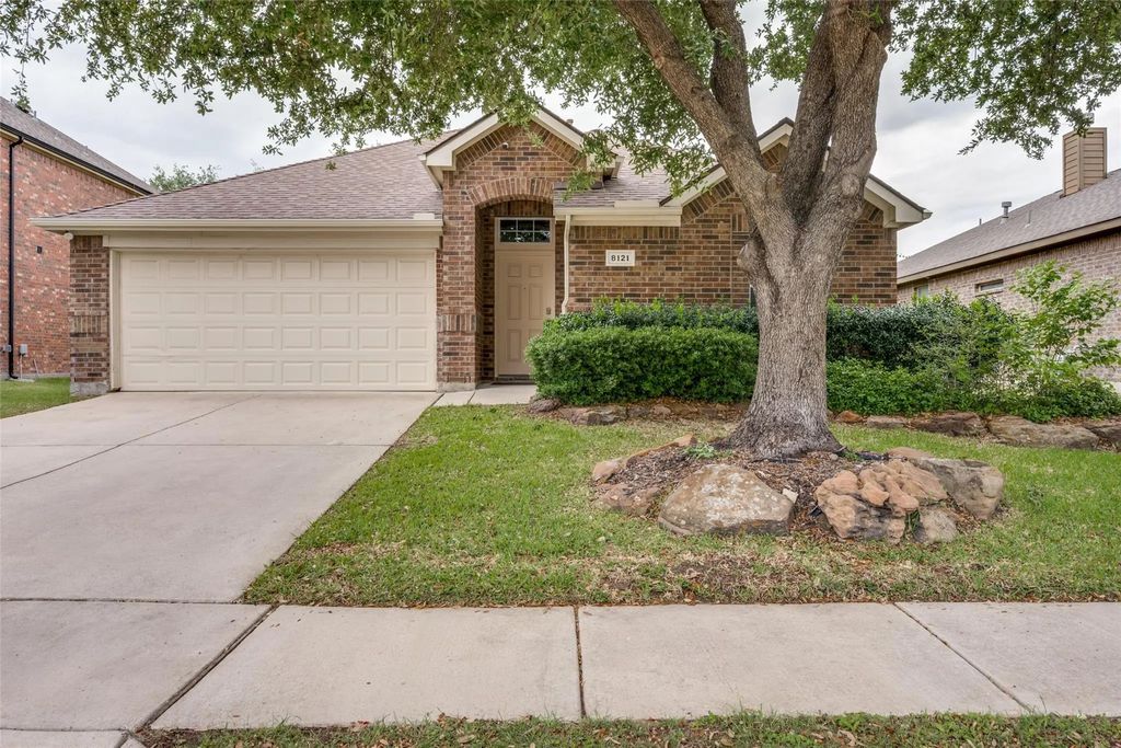 8121 Misty Water Drive, Fort Worth