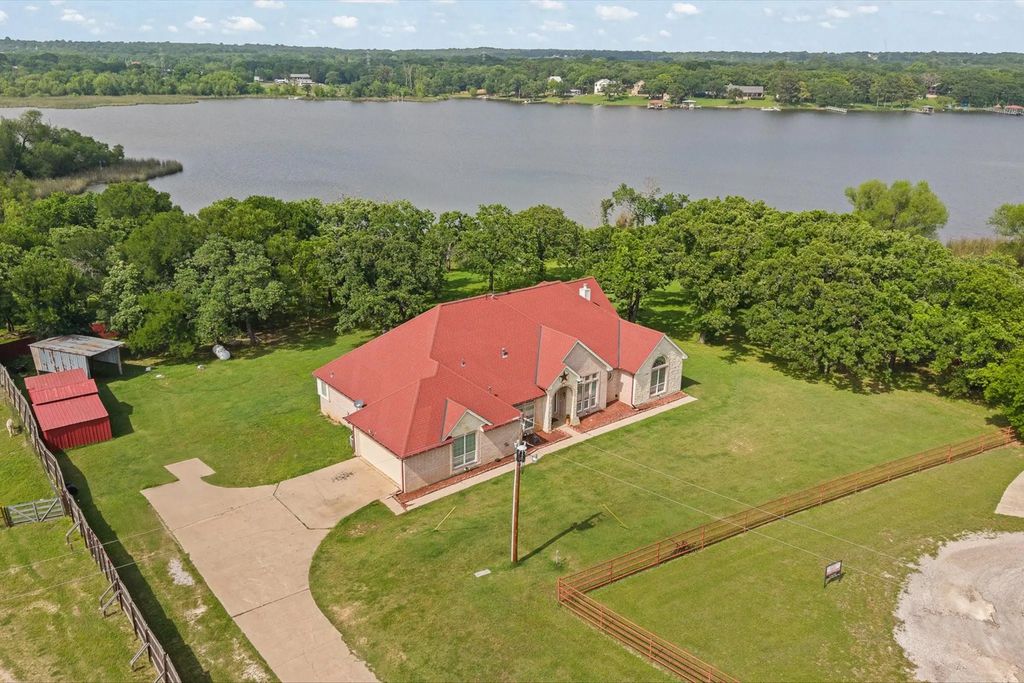 1701 W Lake Shore Drive, Alvarado