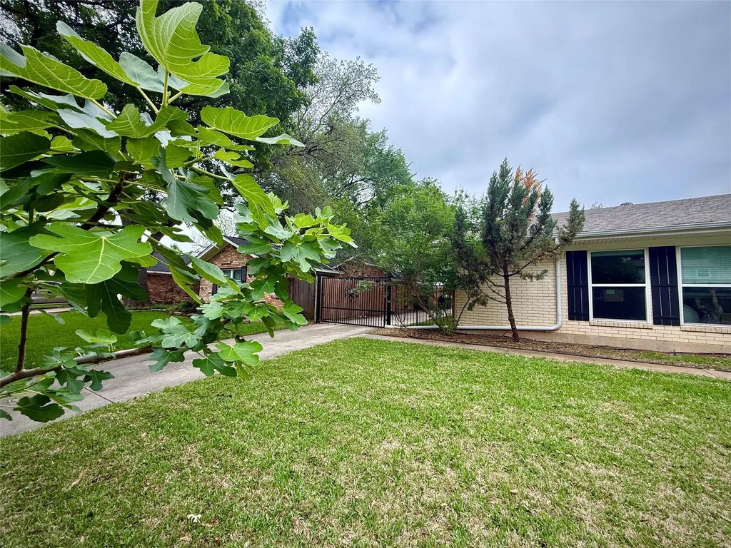 1206 Mildred Lane, Benbrook