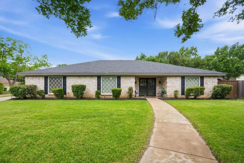 1705 Louella Court, Hurst