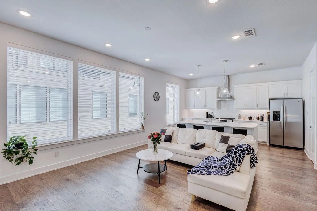 114 E Chester Court, Dallas