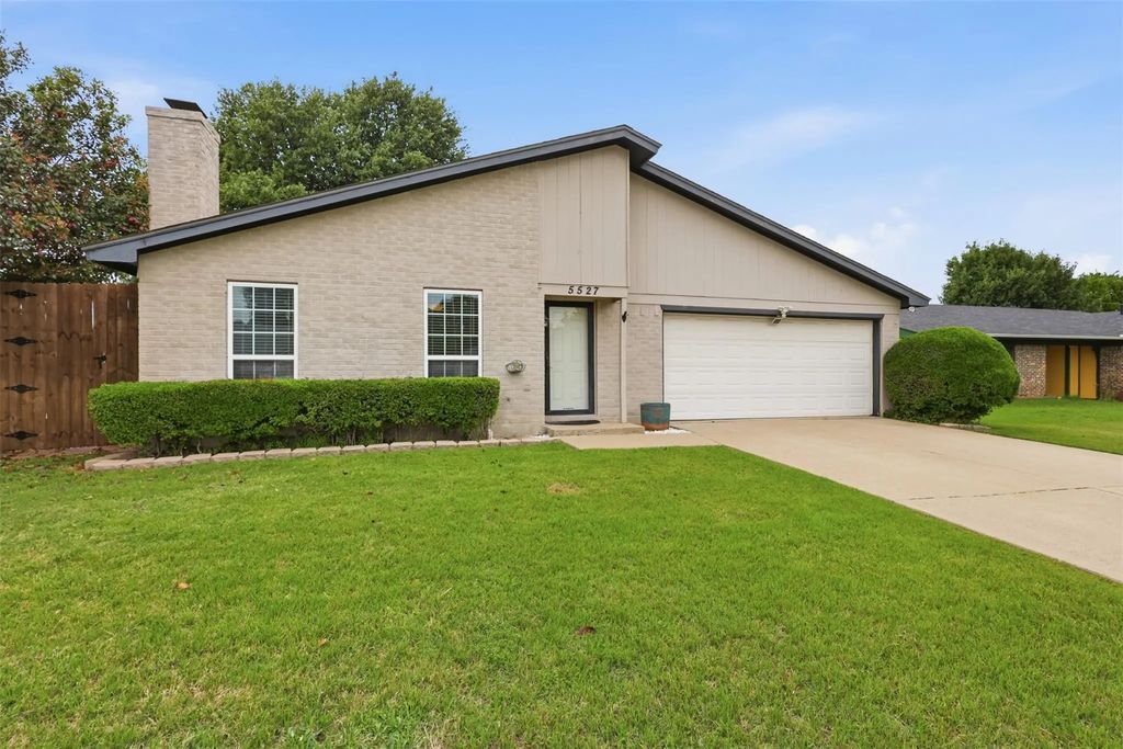 5527 Meadow Oak Street, North Richland Hills