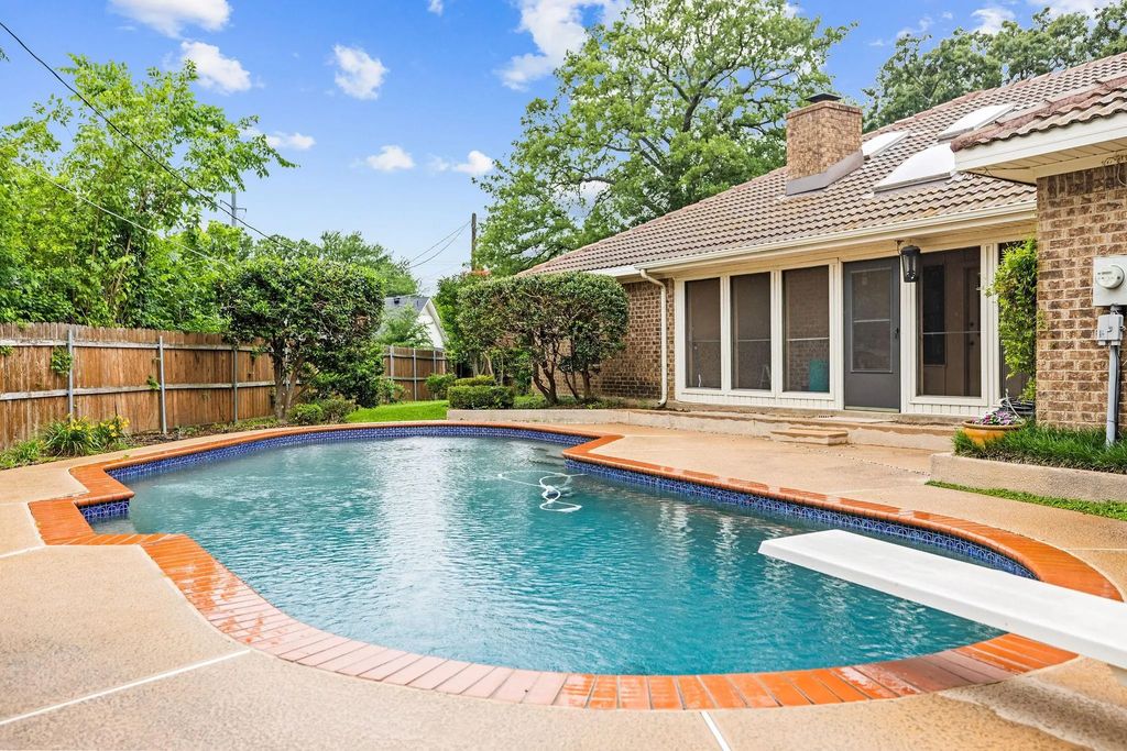 2036 Parkridge Court, Hurst