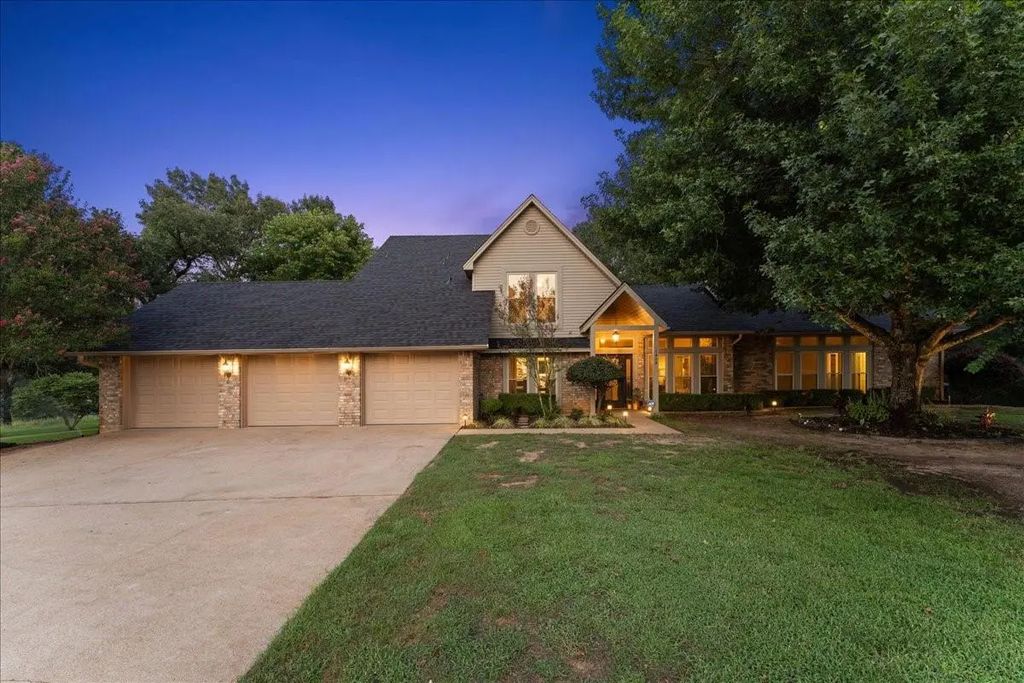 1408 E Lake Drive, Gladewater