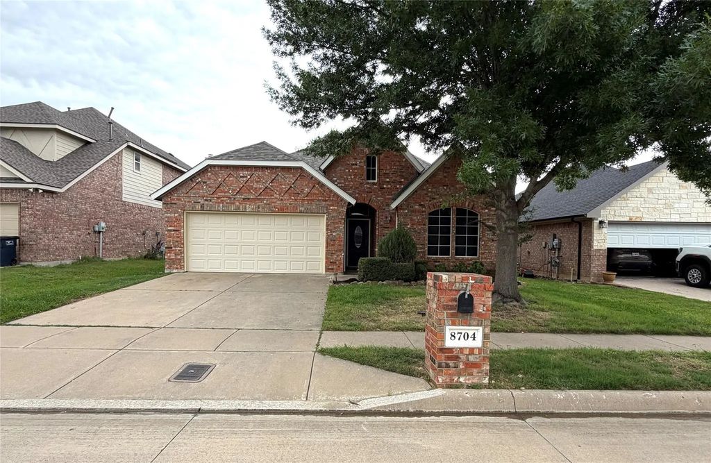 8704 Corral Circle, Fort Worth