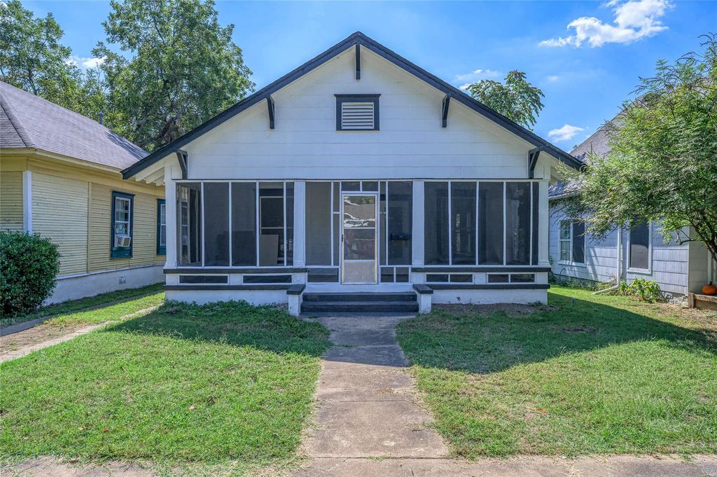 708 W Texas Street, Denison