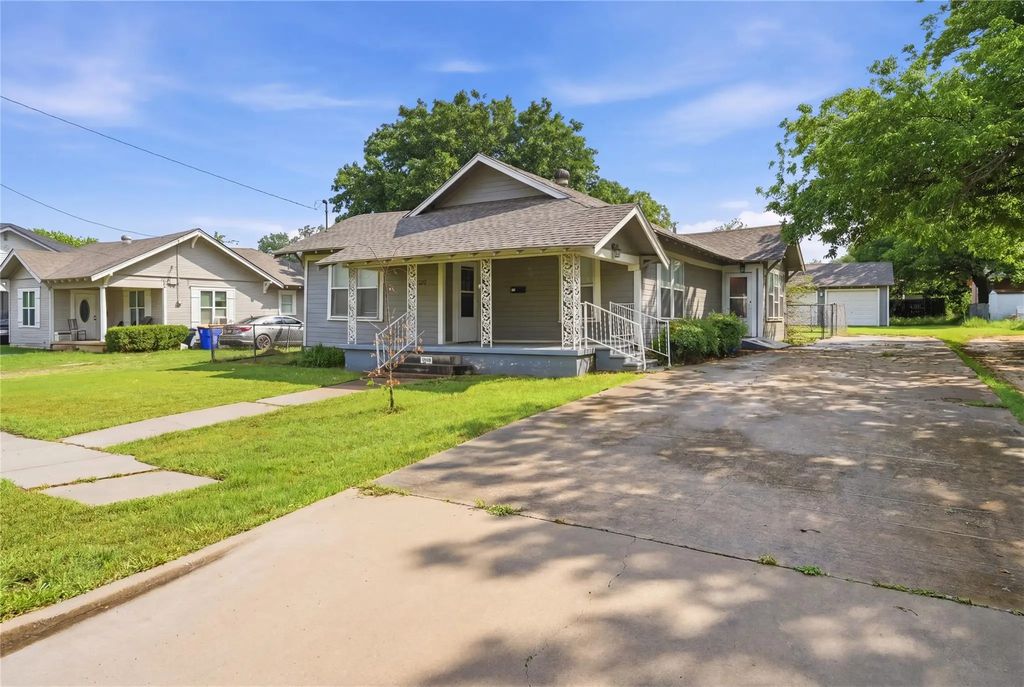 609 E Elm Street, Hillsboro