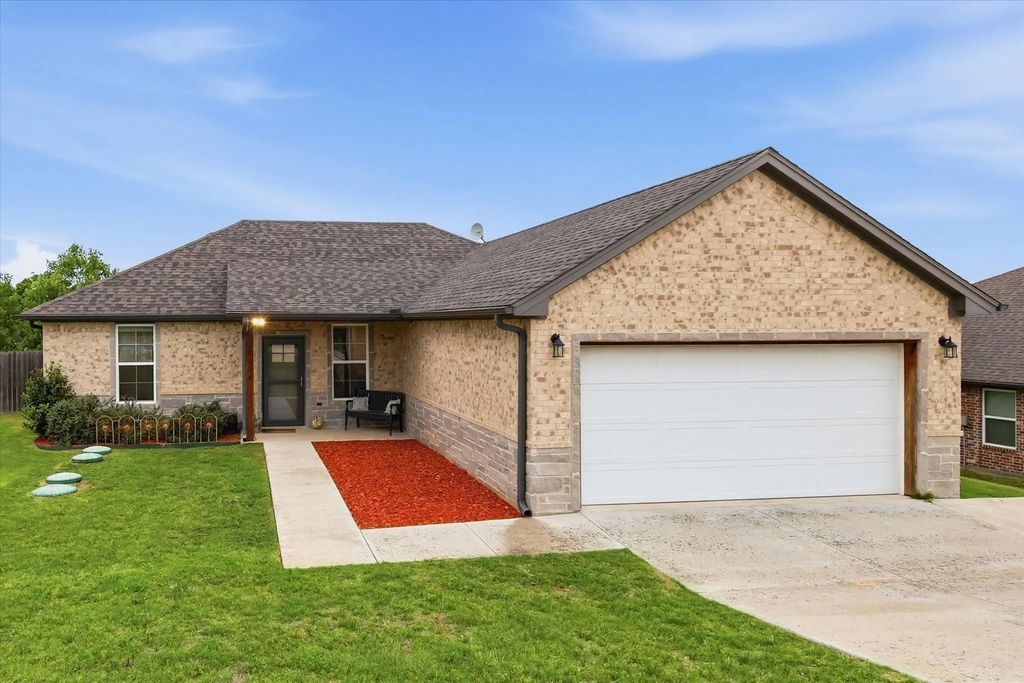 2118 Christine Drive, Granbury