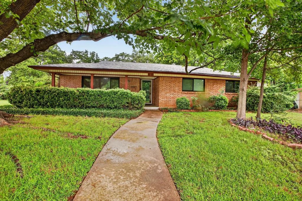 628 W Redbud Drive, Hurst