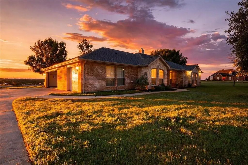 306 N Rolling Plains Drive, Rhome