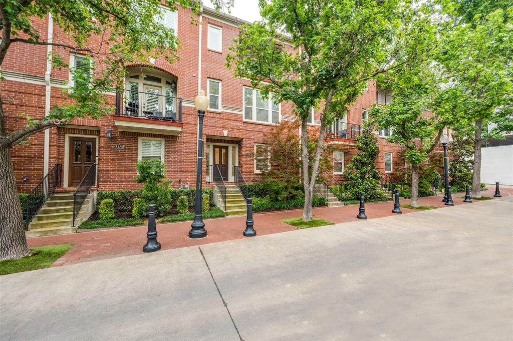 2492 Worthington Street, Dallas