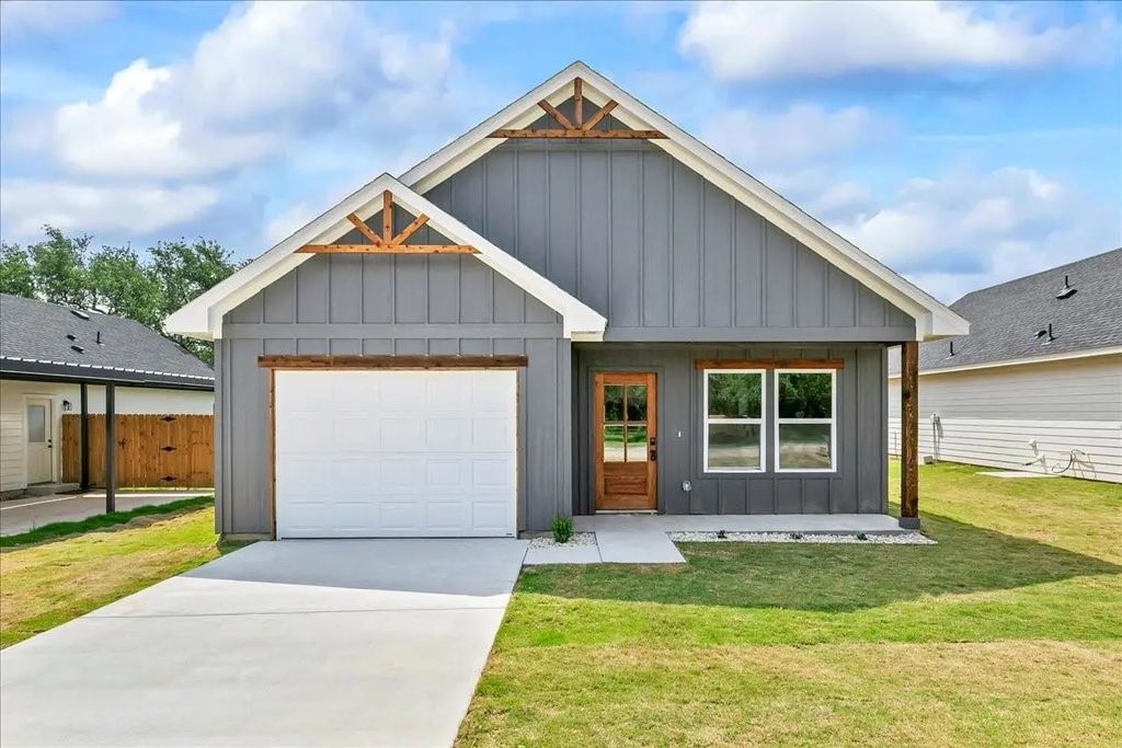 805 Arrowhead Court, Granbury