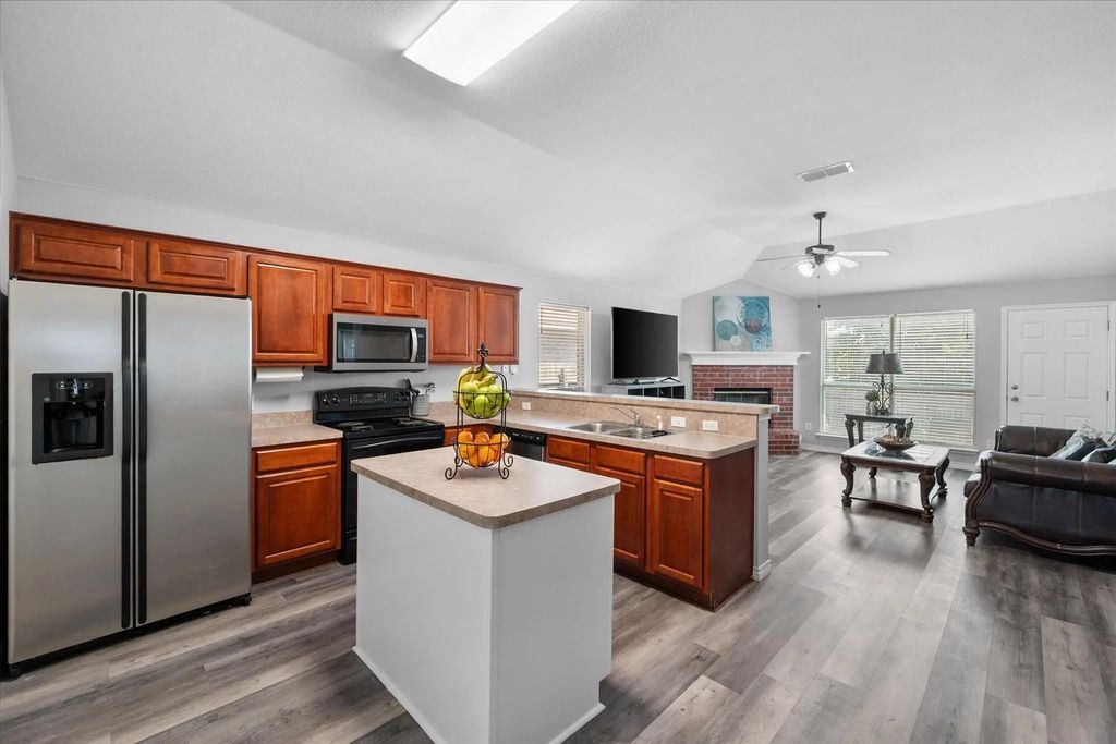 7321 Grass Valley Trail, Fort Worth