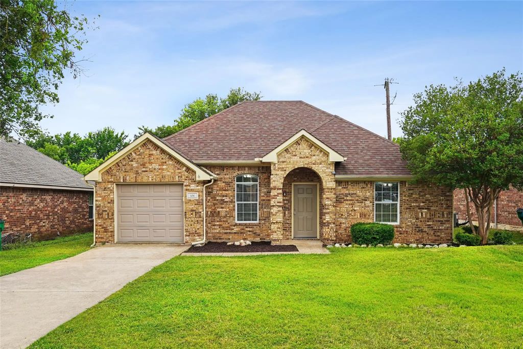 106 Owen Way, Waxahachie