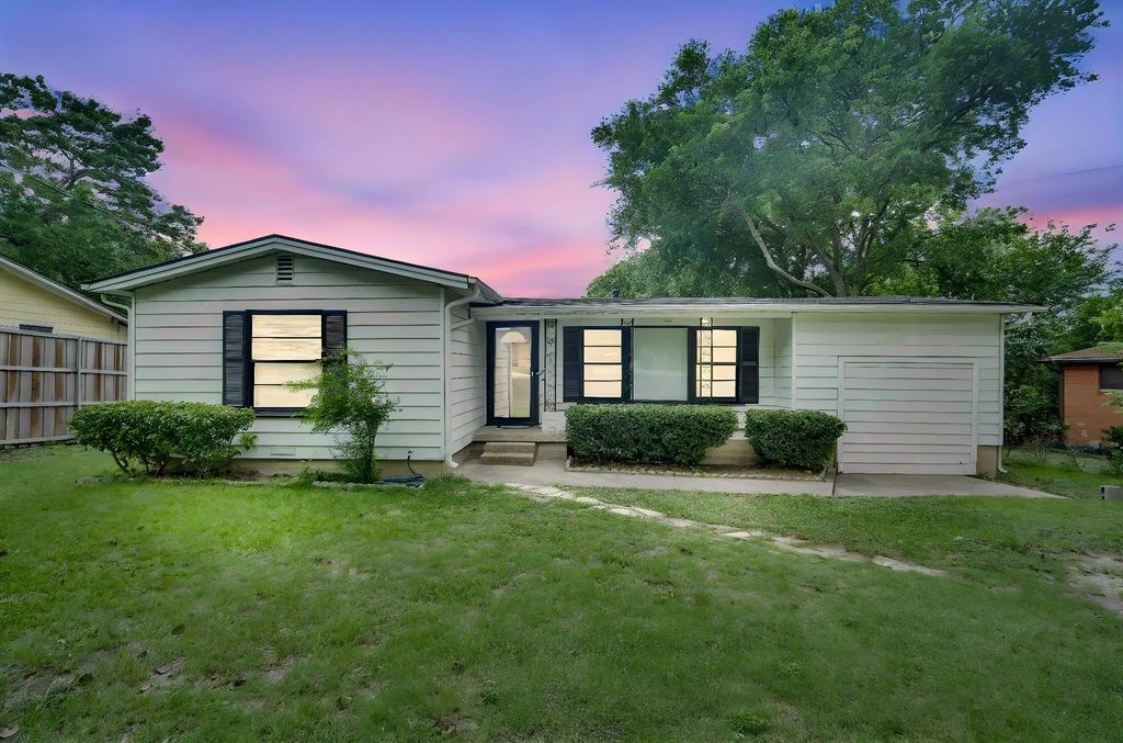 207 N Lyndalyn Avenue, DeSoto