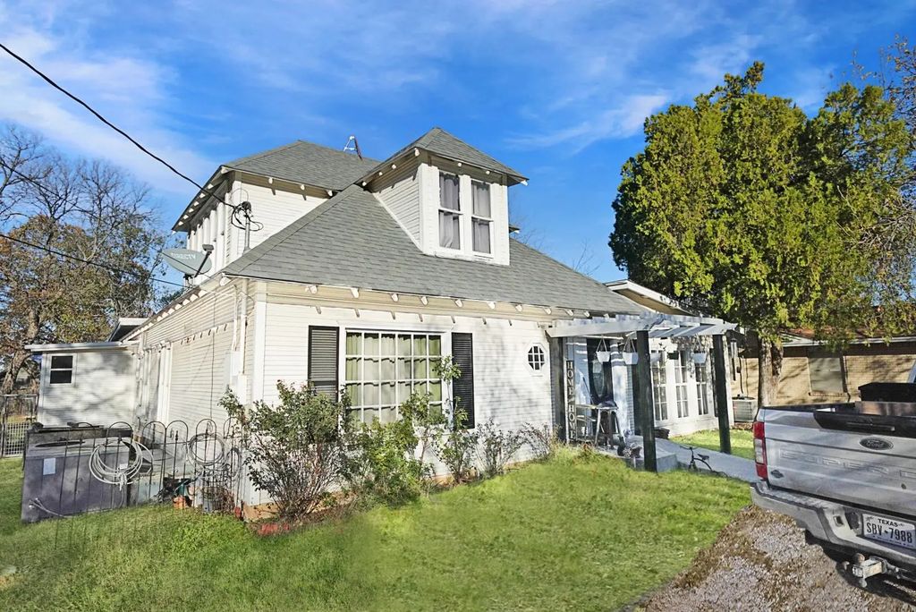 241 W Ross Avenue, De Leon