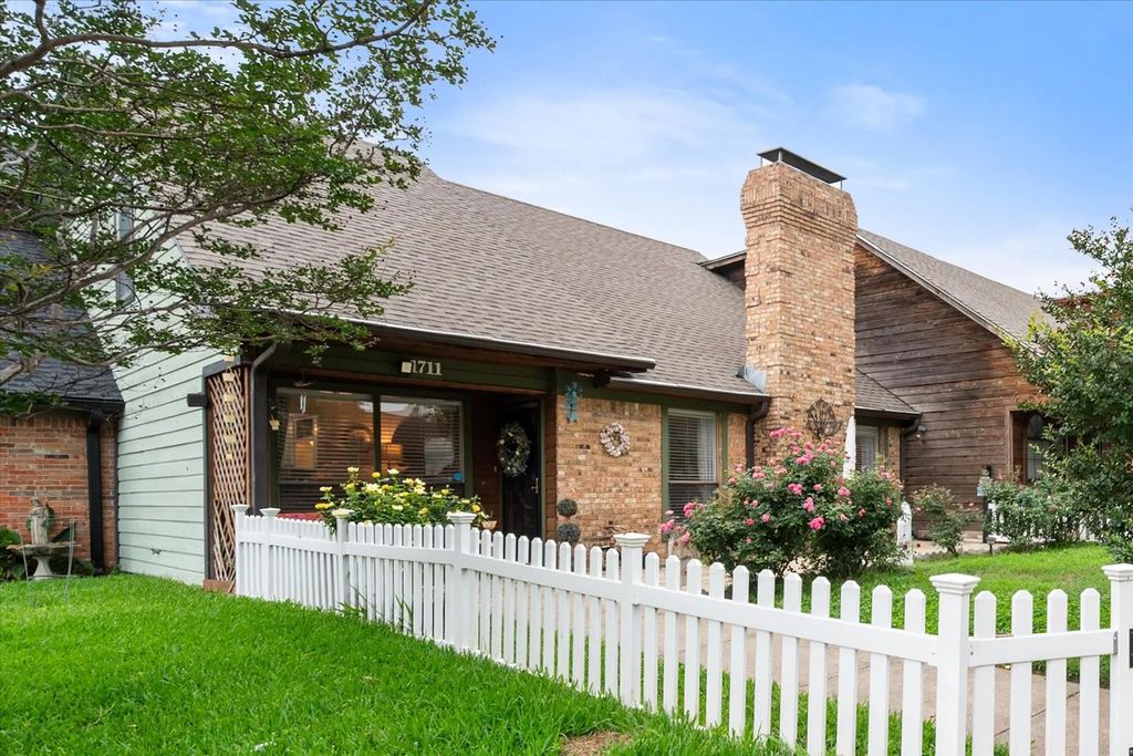1711 Clearbrook Lane, Corsicana