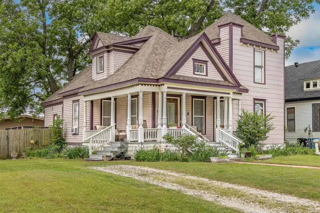618 W Chestnut Street, Denison