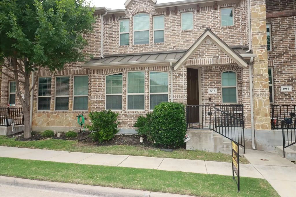 913 Shelby Lane, Lewisville