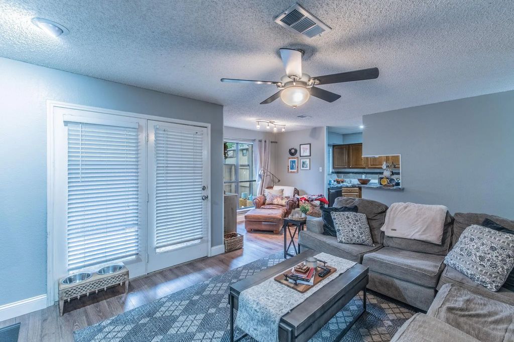 1901 Cloisters Drive 914, Arlington