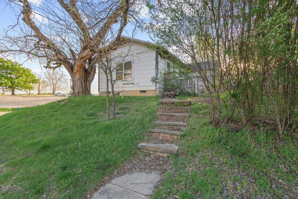 912 N Tone Avenue, Denison