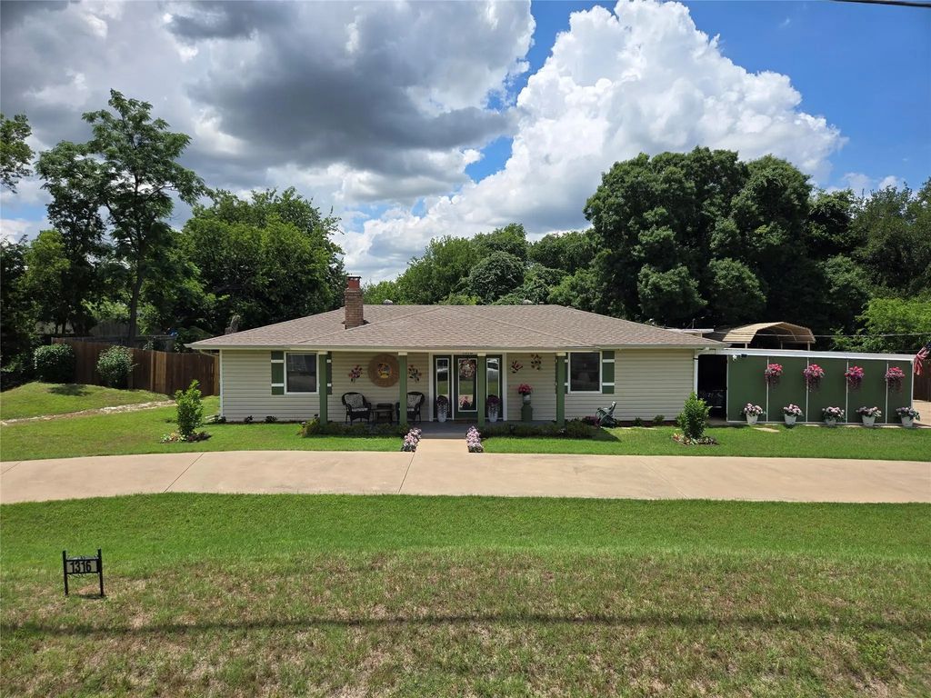 1316 E Apache Trail, Granbury