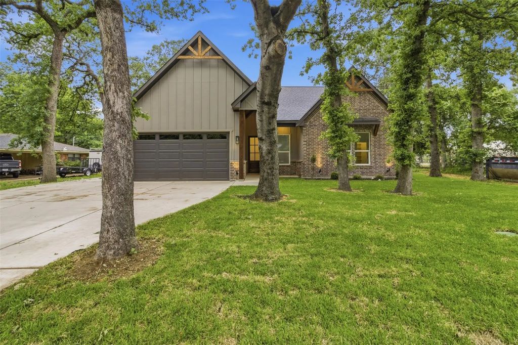 713 Club Oak Drive, River Oaks