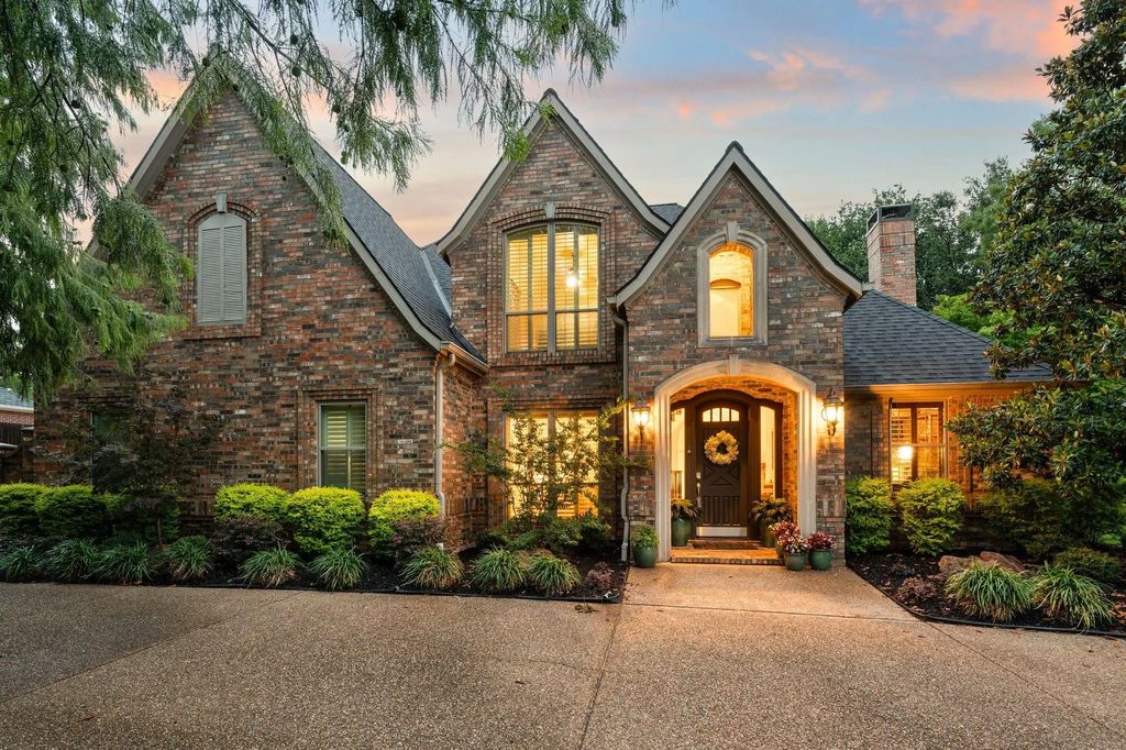 2706 Red Oak Court W, Colleyville