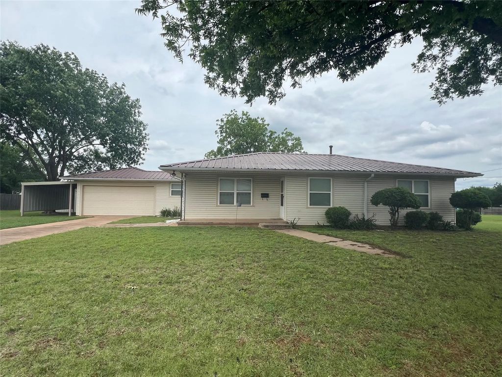 502 W Wichita, Henrietta