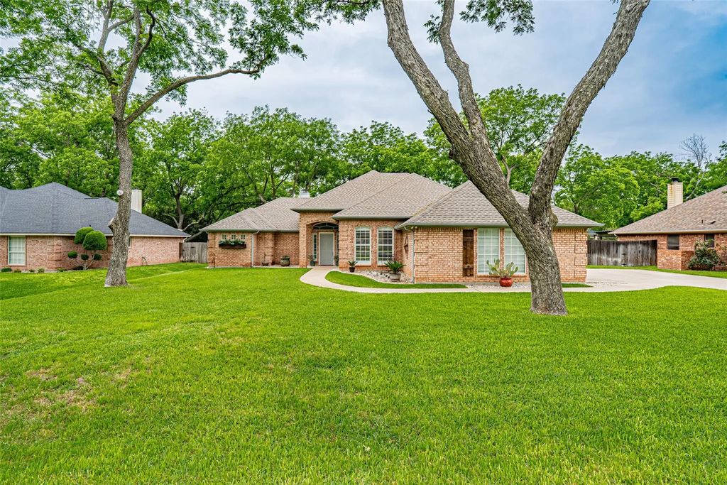 8928 Green Leaves Drive, Granbury