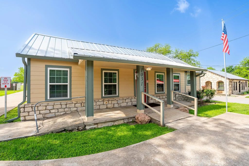 1031 W Pearl Street, Granbury
