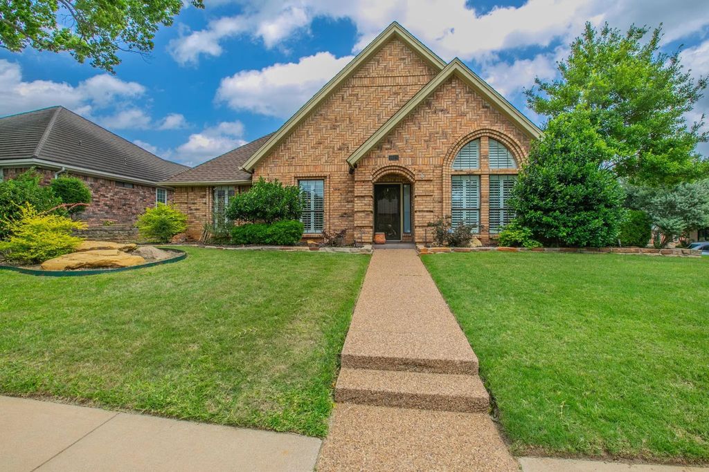 1925 Glenbrook Court, Bedford