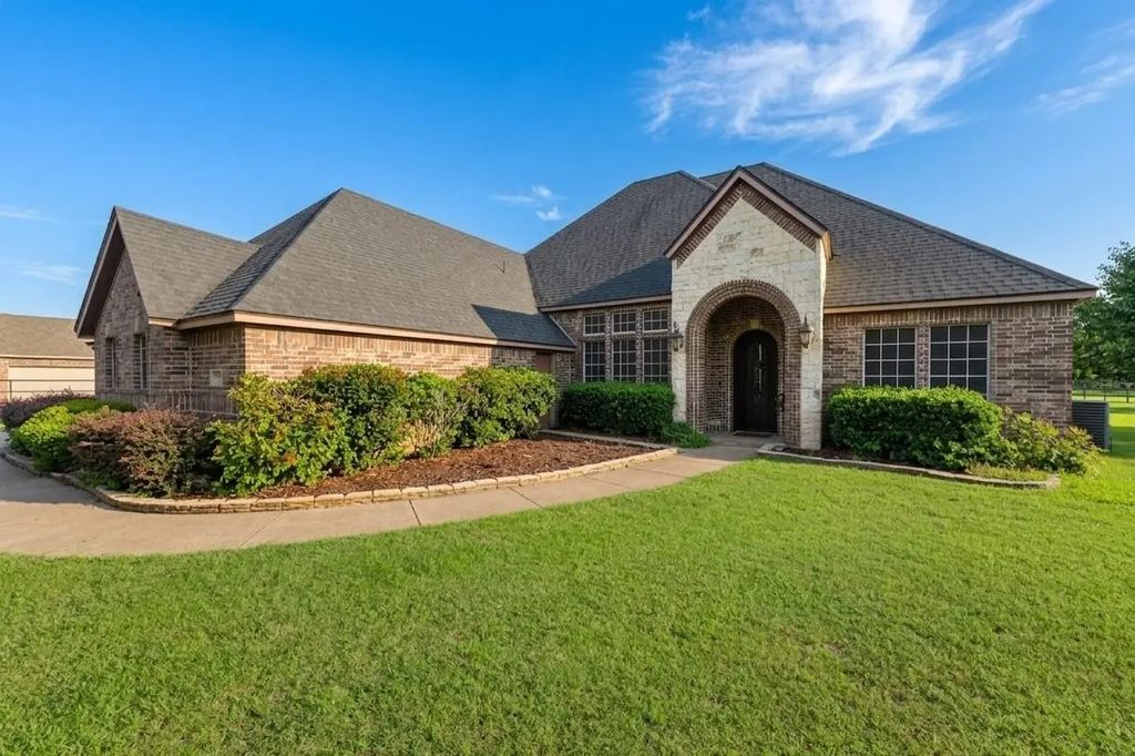 1916 Buckskin Road, Crowley