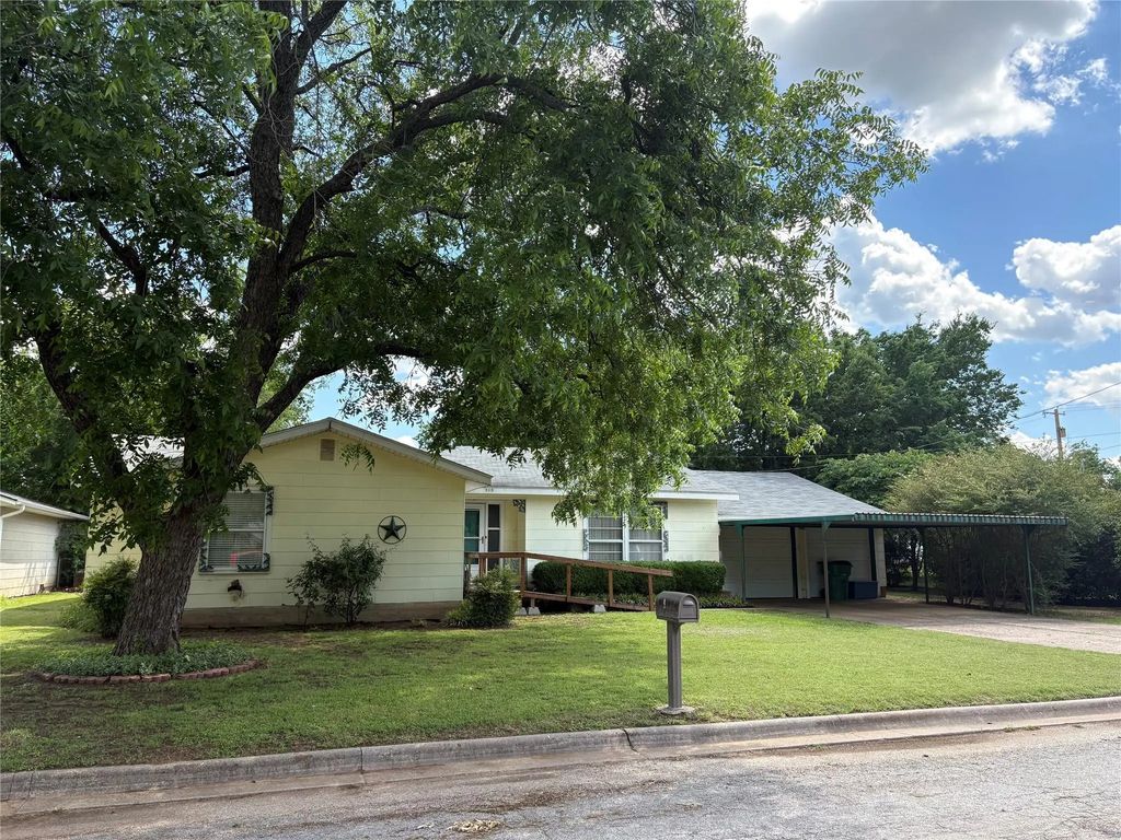919 W. College Highway, Jacksboro