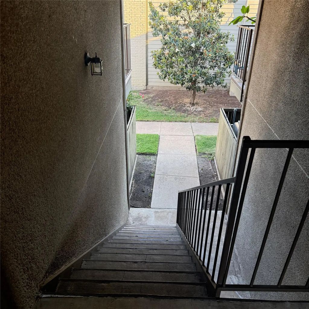 10650 Steppington Drive 219, Dallas