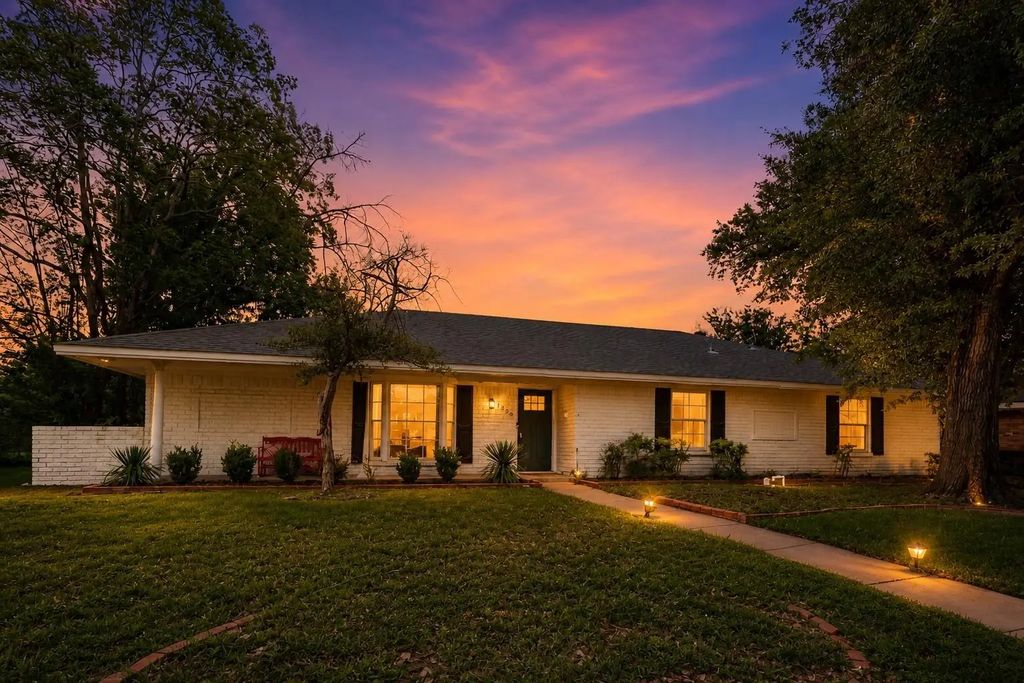 1906 Surrey Circle, Grand Prairie