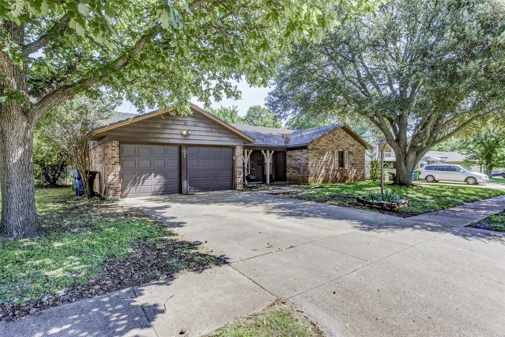 521 E Mustang Street, Crowley