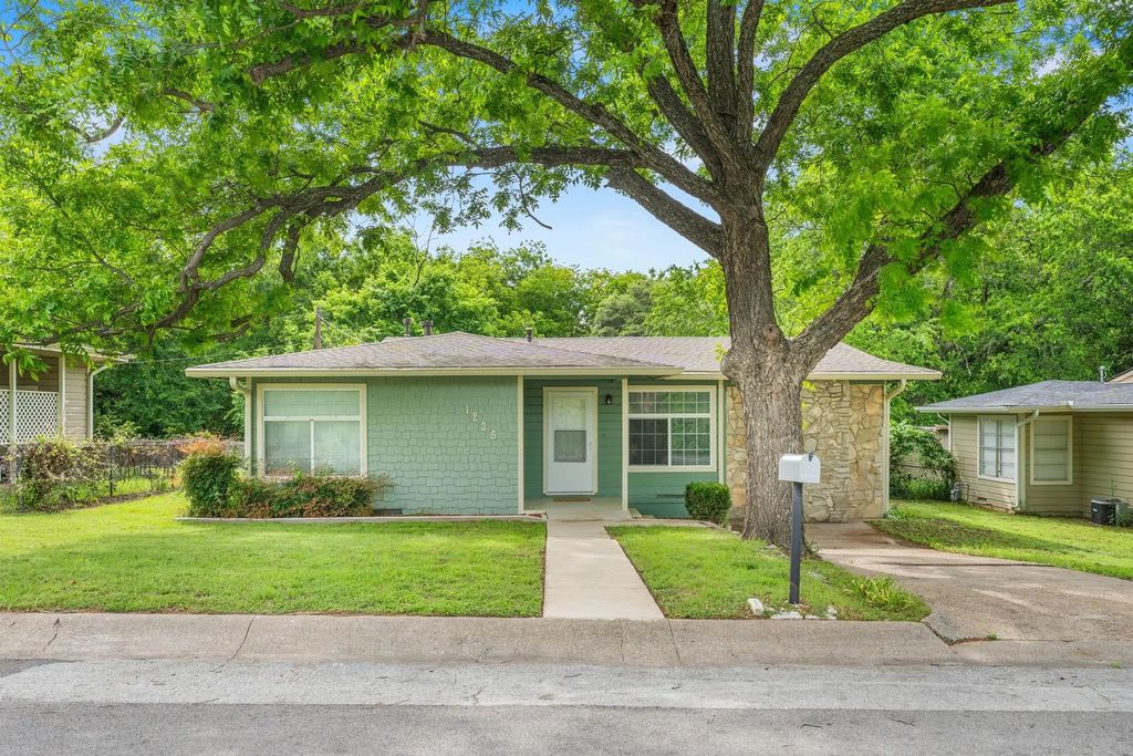 1236 S Brazos Street, Weatherford