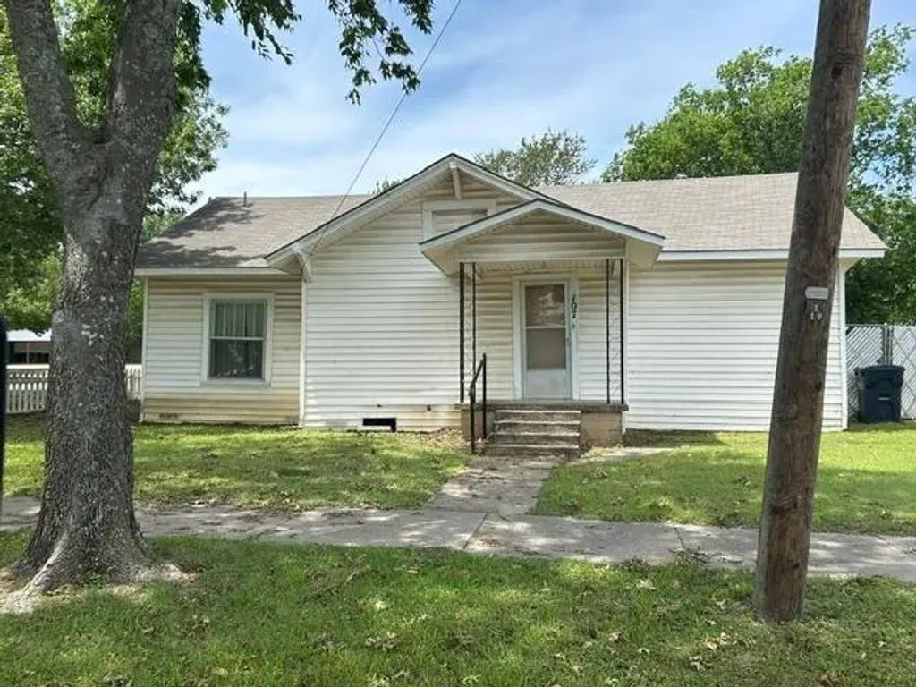 107 S Sears Street, Whitewright