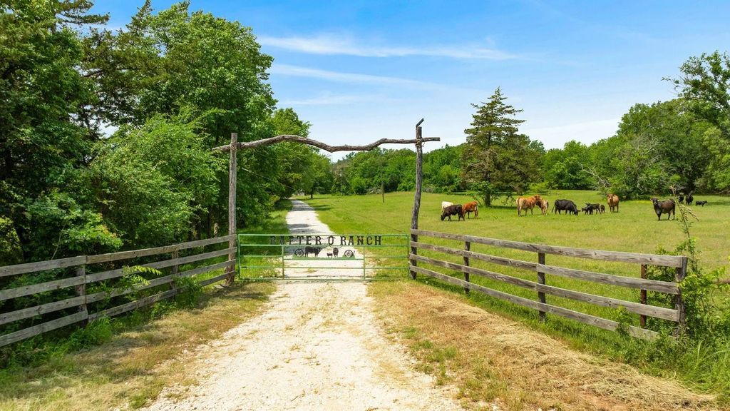 690 County Road 15560, Paris