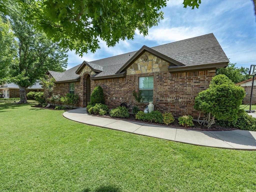 1323 Fairway Dr, Graham