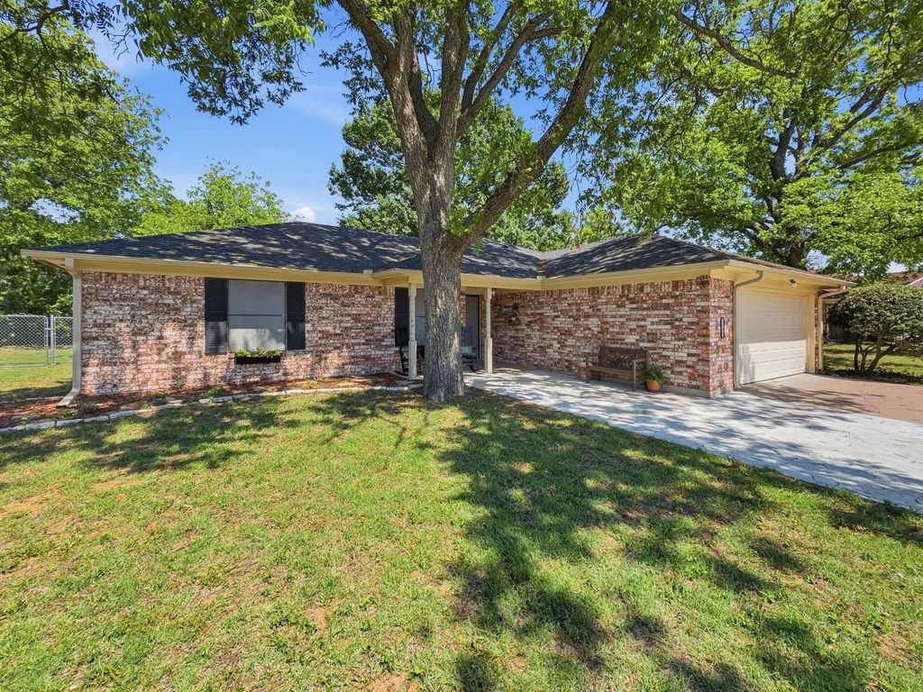 1103 Holiday Court, Granbury