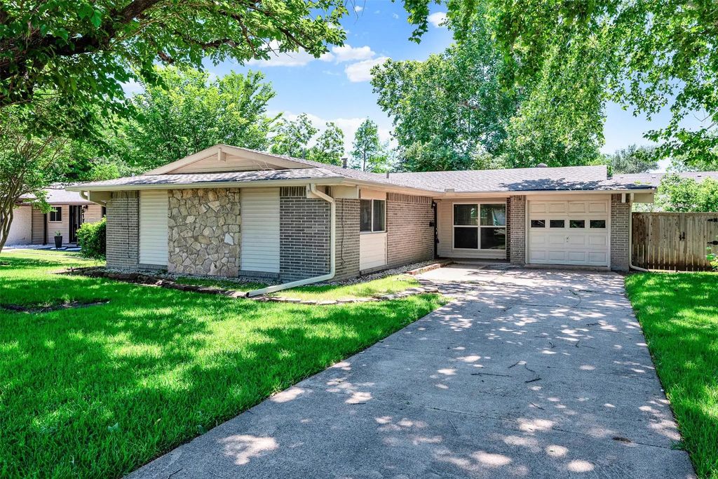 819 Kingswood Avenue, Richardson