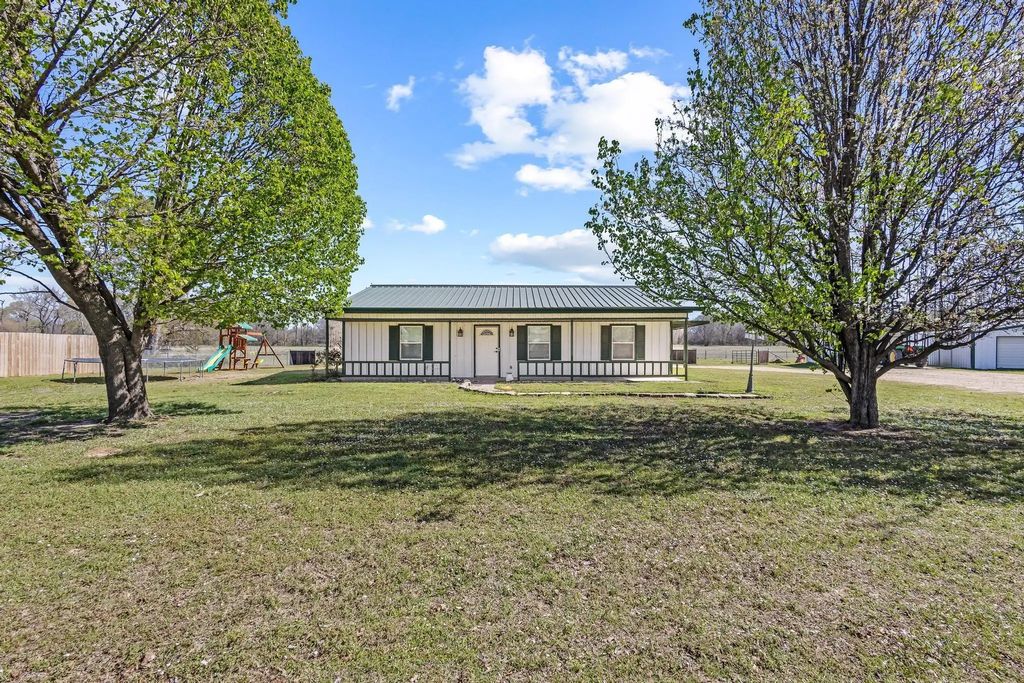 521 County Road 15100, Blossom
