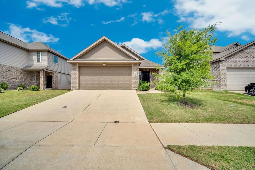 8304 White Pine Drive, Fort Worth