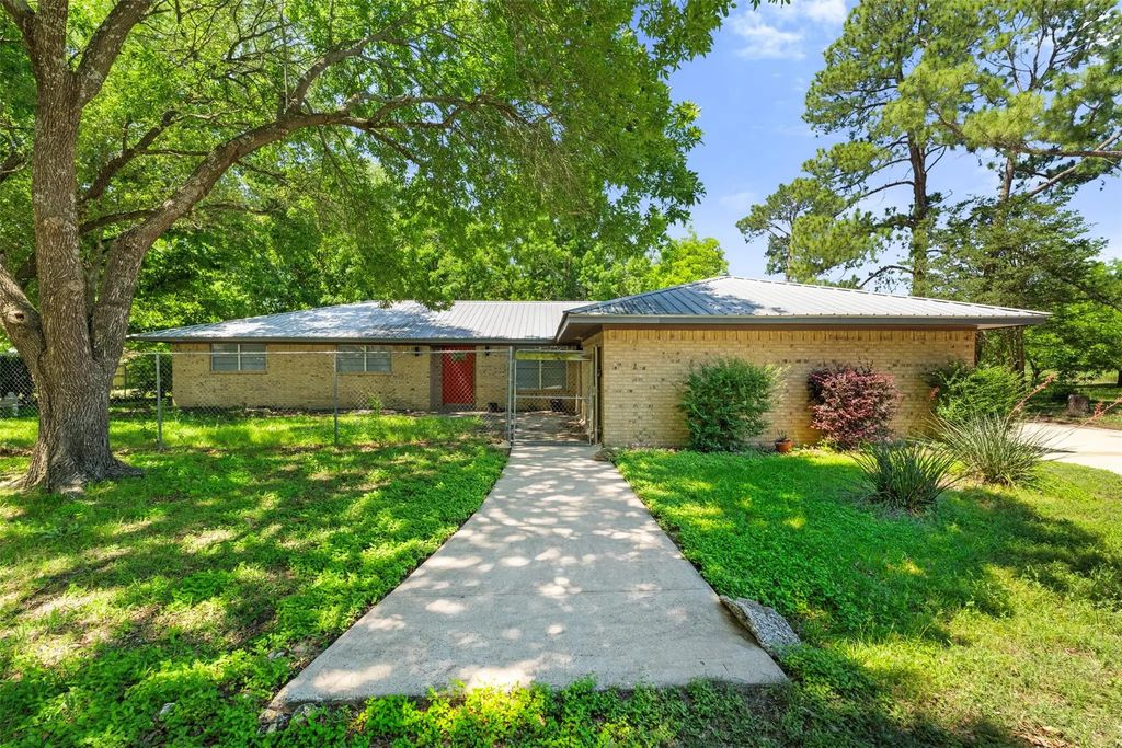 815 N Wright Avenue, Kerens
